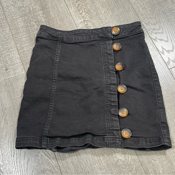 FREE PEOPLE Black Button-Front Mini Skirt Size 0 - Picture 2 of 7